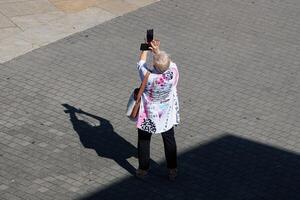 bilbao, vizcaya, España, 2024 - turista tomando fotos en el calle