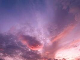 hermosa y romántico puesta de sol en el cielo foto