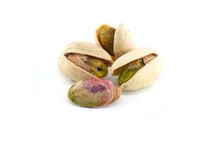 pistacho nueces en cáscara aislado en blanco antecedentes foto