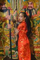 asiático hermosa mujer vestir en chino estilo, chino nuevo año festival a noche foto