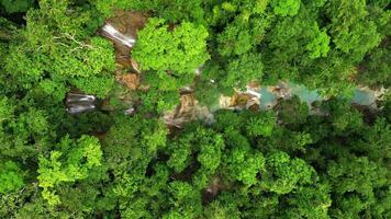 topp se av skön tropisk vattenfall i de regnskog i laos. video