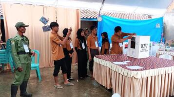 demak, Indonesia - febrero, 2024 - votar contando proceso a tps, indonesio presidencial elección. foto