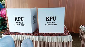 demak, Indonesia - febrero, 2024 - votación caja cabina en el 2024 indonesio elección foto