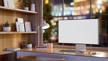 un contemporáneo oficina caracteristicas un computadora en un mesa en contra el ventana con un Noche ciudad vista. foto