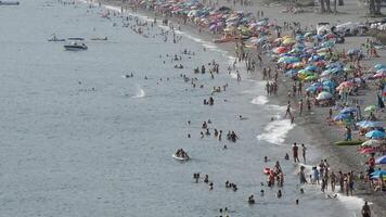 Menge Menschen im Strand ein Nachmittag Sommer- video