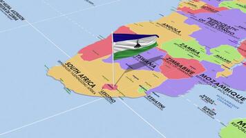 Lesotho vlag golvend in wind, wereld kaart roterend in de omgeving van vlag, naadloos lus, 3d renderen video