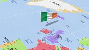 Irlanda bandiera agitando nel vento, mondo carta geografica rotante in giro bandiera, senza soluzione di continuità ciclo continuo, 3d interpretazione video