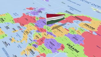 Hongarije vlag golvend in wind, wereld kaart roterend in de omgeving van vlag, naadloos lus, 3d renderen video