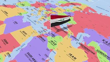 Irak bandera ondulación en viento, mundo mapa giratorio alrededor bandera, sin costura bucle, 3d representación video