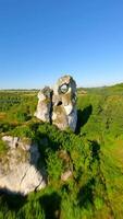 dynamisch fpv vlucht door gat in de kalksteen rots van de Jura hooglanden video