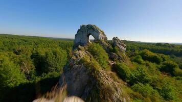 dynamisch fpv vlucht door gat in de kalksteen rots van de Jura hooglanden video