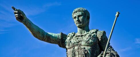 julius César, antiguo estatua en Roma, Italia. concepto para liderazgo, personal crecimiento, personal desarrollo foto