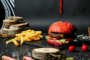 cuchillo en hamburguesa con francés papas fritas foto