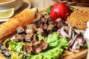 de madera plato con carne y verduras preparado para un comida foto