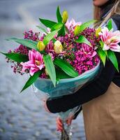 mujer con ramo de flores foto