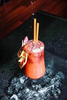 refrescante tropical bebida con vistoso pajitas y un vibrante adornar foto