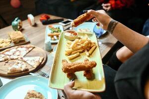 persona participación plato con comida foto