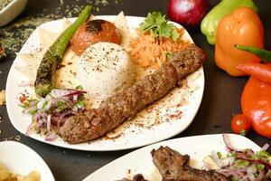 plato de carne y vegetales en un de madera mesa foto