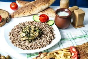 abundante blanco plato apilado con un variedad de comida foto