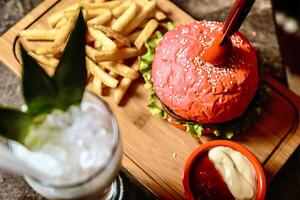 de cerca de hamburguesa en corte tablero foto