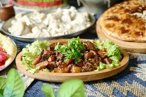 cerca arriba de un deliciosamente arreglado plato de comida en un mesa foto