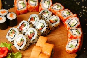 clasificado Sushi en un de madera plato foto