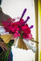 mujer con ramo de flores foto