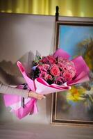 mujer participación ramo de flores de rosado rosas foto