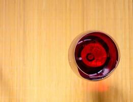 rojo vino en un vino vaso. el parte superior ver foto