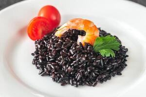 negro grano integral arroz con camarón foto