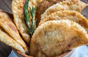 apilar de carne empanadas en el cuenco foto