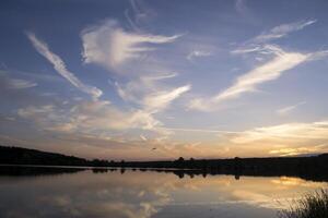 un hermosa puesta de sol a lago. foto