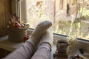 mujer relajante con taza de café a hogar. foto