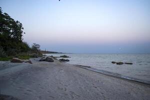 hermosa puesta de sol en el abandonado playa. el sitio para descanso y relajación. foto