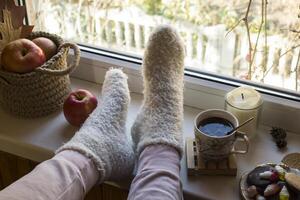 mujer relajante con taza de café a hogar. foto