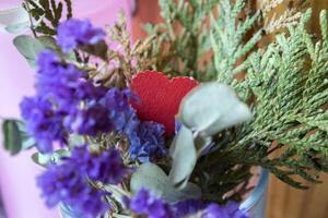 ramo de flores de flores con rojo corazón. foto