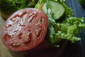 el emparedados con vegetales en un tablero. vegetariano alimento. ingredientes para Cocinando en el mesa. foto