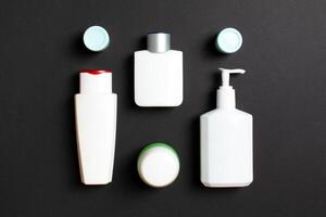 productos cosméticos spa marca Bosquejo, parte superior ver con Copiar espacio. conjunto de tubos y frascos de crema plano laico en de colores antecedentes foto