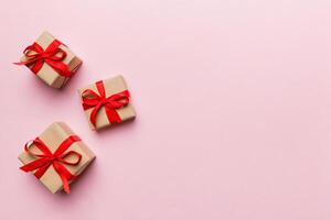 enamorado día composición rojo regalo caja con arco y corazón. Navidad presente. ver desde arriba. espacio para texto. vacaciones saludo tarjeta foto
