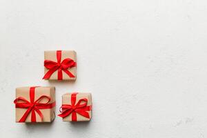 enamorado día composición rojo regalo caja con arco y corazón. Navidad presente. ver desde arriba. espacio para texto. vacaciones saludo tarjeta foto