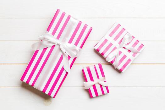 hermosa regalo caja con un de colores arco en el blanco de madera mesa. parte superior ver con Copiar espacio para usted diseño. Navidad concepto foto