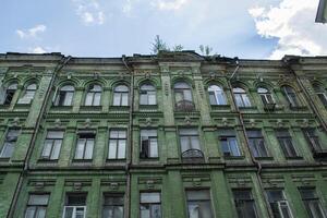 el fachada de antiguo vivienda casa en kiev, Ucrania. foto