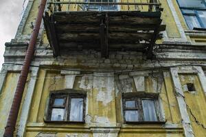 Clásico ventanas en abandonado casa. foto