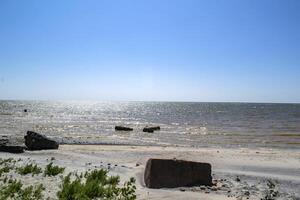 marina de azov mar. No uno en el playa. hermosa costa. foto