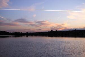 un hermosa puesta de sol a lago. foto