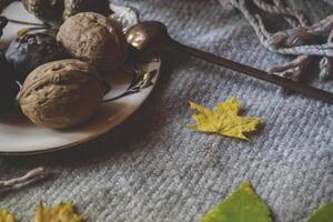 un taza de té y dulce meriendas con decoración por otoño hojas en el calentar tartán. estacional todavía vida. foto
