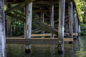 de madera construcción debajo puente. Clásico puente fondo vista. foto