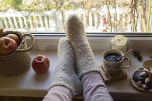 mujer relajante con taza de café a hogar. foto