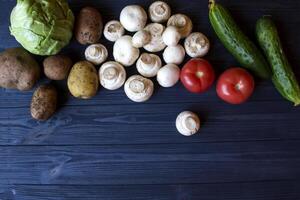 vegetales en un rústico mesa. orgánico ingredientes para cocinando. foto