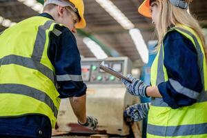 trabajador carpinteros trabajando en máquinas a cortar madera madera. hombre y mujer son elaboración con madera en un taller. dos artesanos o manitas trabajando con carpintero herramientas o eléctrico máquinas. foto